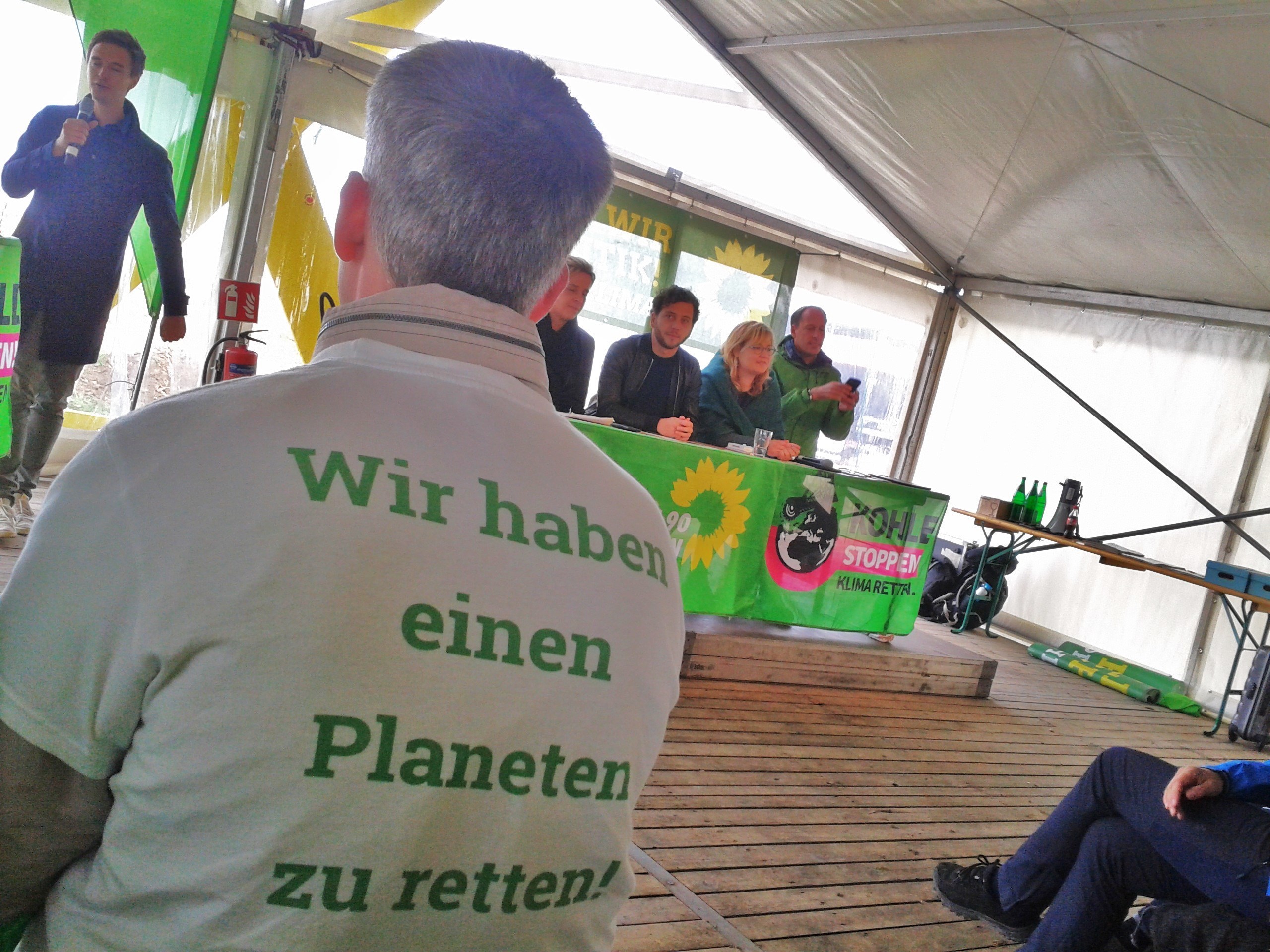Nicht nur am Rand des noch lebenden Hambacher Waldes und kurz vor den einige hundert Meter tiefen und quadratkilometer großen Löchern des Braunkohletagebaus kann über bessere Energieversorgung diskutiert werden. Am 10. Oktober gibt es dafür auch in der Zeche Helene an der Twentmannstrase beim grünen Nord-Stammtisch eine gute Gelegenheit.