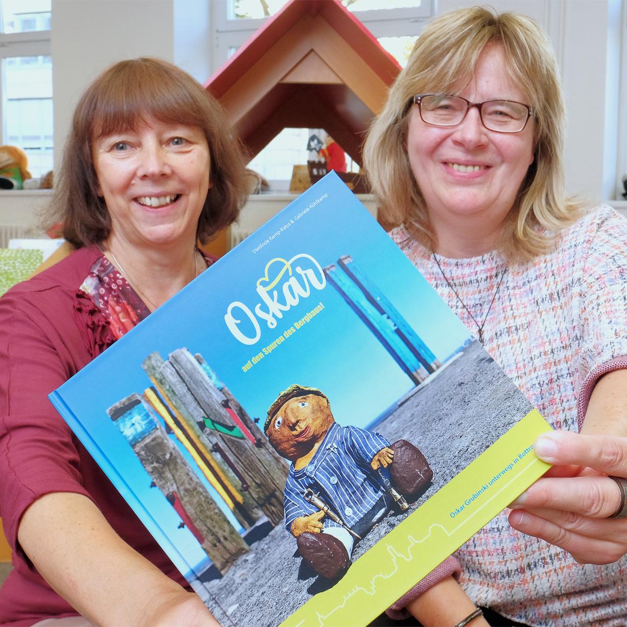 Die beiden Bibliotheksmitarbeiterinnen Dietlinde Kamp-Kalus (li.) und Gabriele Kühlkamp haben ein Kinderbuch geschrieben. Foto: Kappi