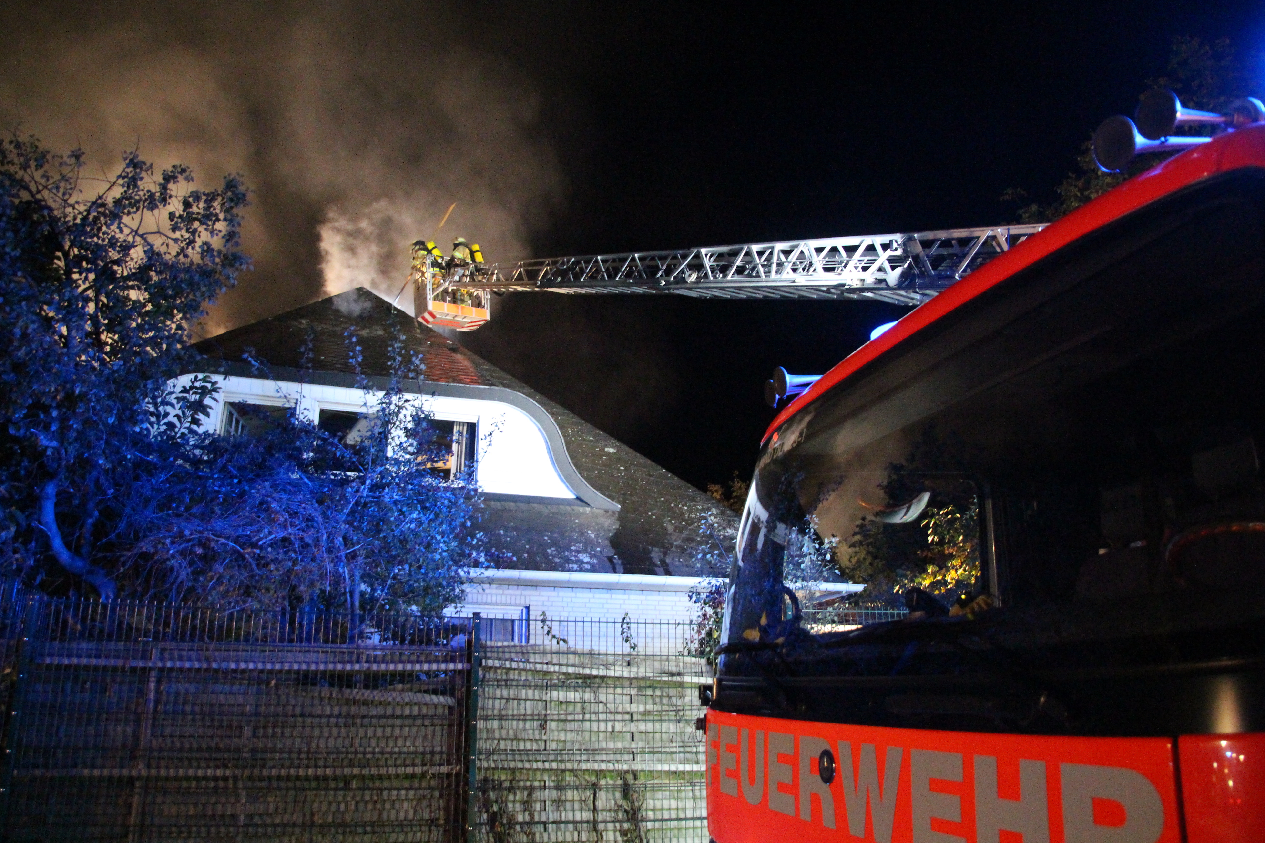 Die Flammen schlugen aus dem Einfamilienhaus. Foto: Feuerwehr Menden