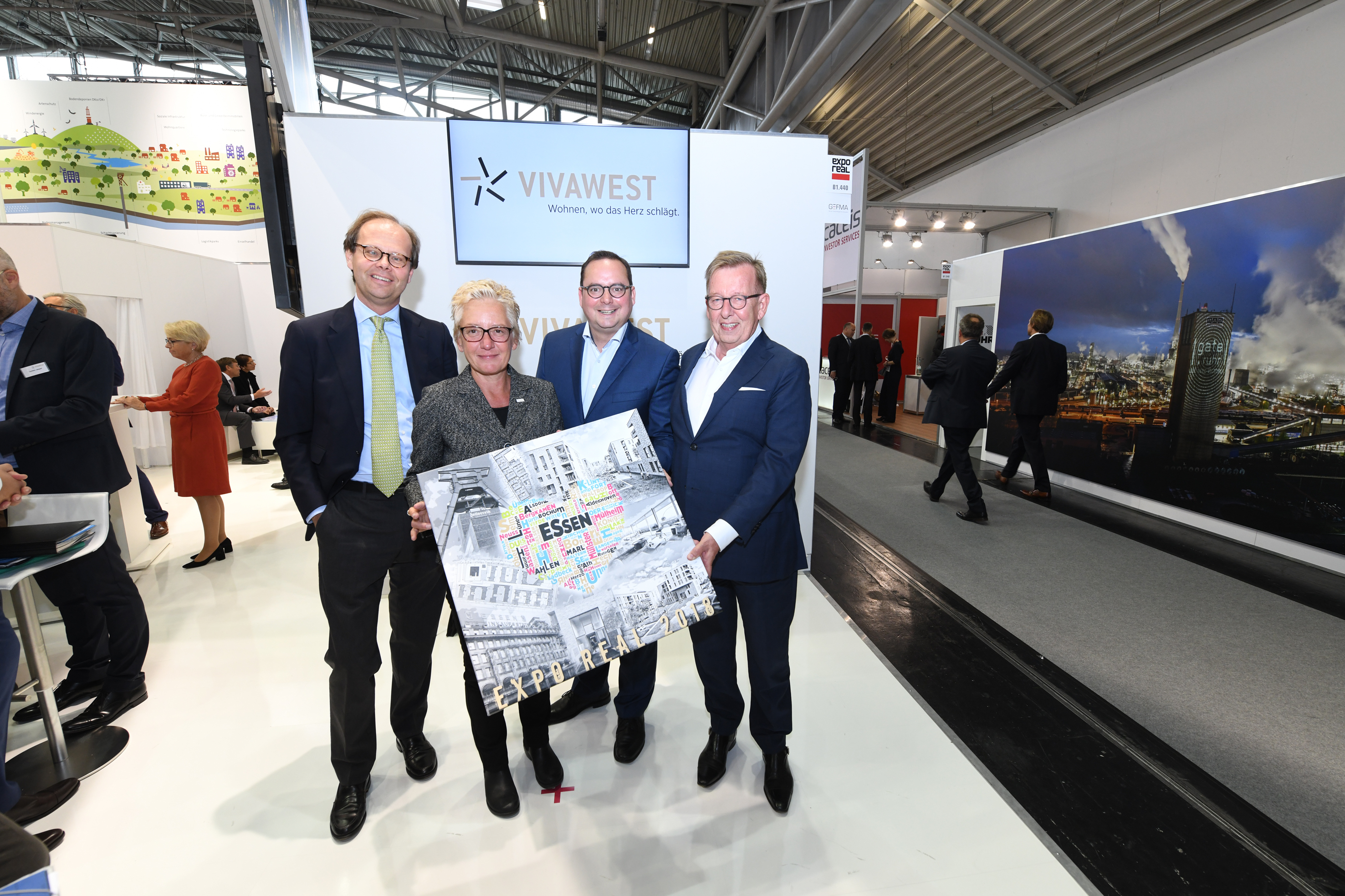 Michael Kraus, geschäftsführender Gesellschafter der Gentes Gruppe (v.l.), Vivawest-Geschäftsführerin Claudia Goldenbeld, Essens Oberbürgermeister Thomas Kufen, Hans Burow, geschäftsführender Gesellschafter Gentes Gruppe, auf der Immobilienmesse Expo Real.