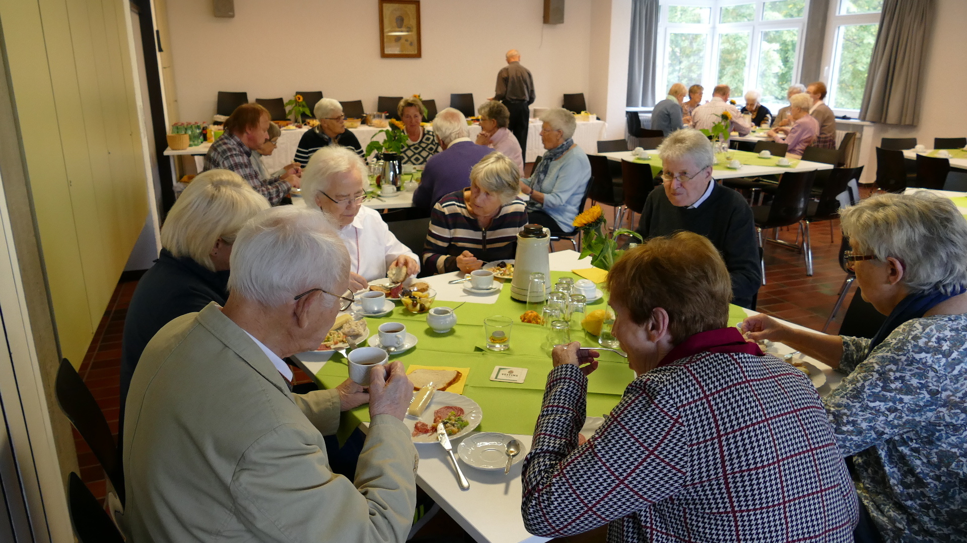 Teilnehmer des Gemeindetreffs beim Frühstück