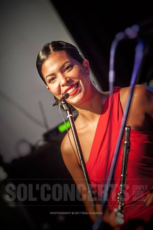 Lauren Munguia tritt auf bei der spanischen Nacht in der Sol Kulturbar.