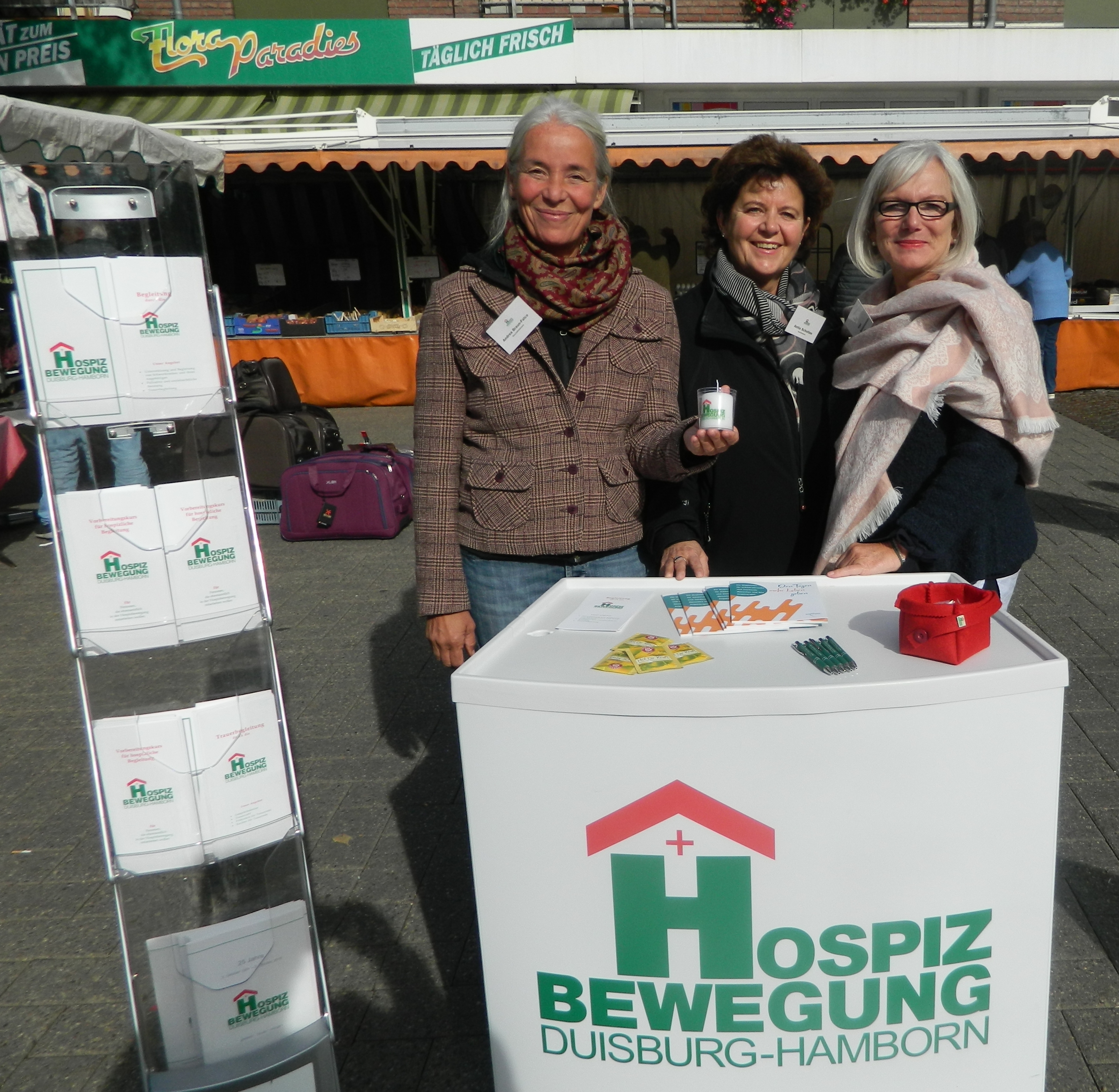 Geschäftsführerin Andrea Braun-Falco wird mit den Koordinatorinnen Anita Scholten und Helga Jochem-Balshüsemann (v.l.) am Samstag auf dem Altmarkt „Hospizlichter“ verteilen.
Fotos: privat