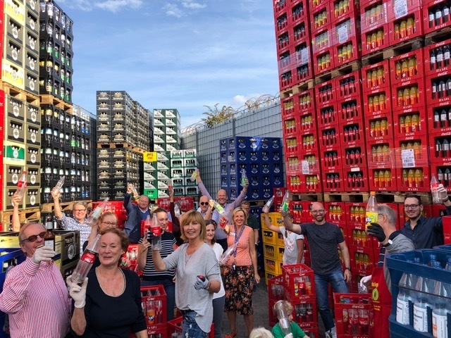Mehr als 50000 bunte Plastikdeckel von Getränkeflaschen haben rund 40 Mitglieder der Essener Rotary Clubs sowie der rotarischen Jugendorganisation Rotaracter Samstag in der Trinkgut-Filiale Essen-Zentrum von leeren Flaschen geschraubt. Foto: Privat