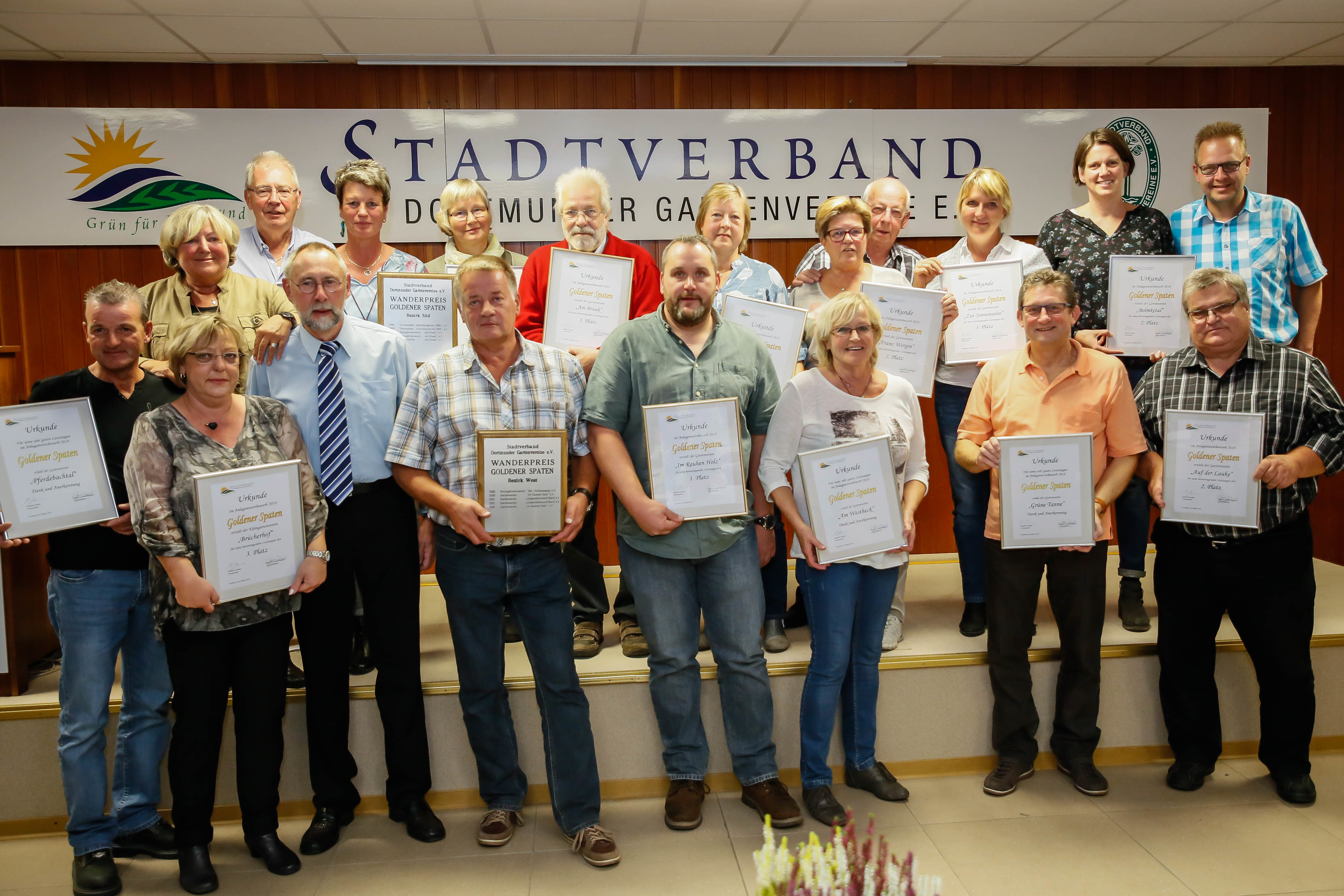 "Goldener Spaten": In fünf Bezirken wurden die schönsten Kleingartenanlagen prämiert. Im Bezirk Nord gewann der Gartenverein "Am Externberg" in Eving und im Bezirk Ost der Gartenverein "Werzenkamp" in Scharnhorst.
