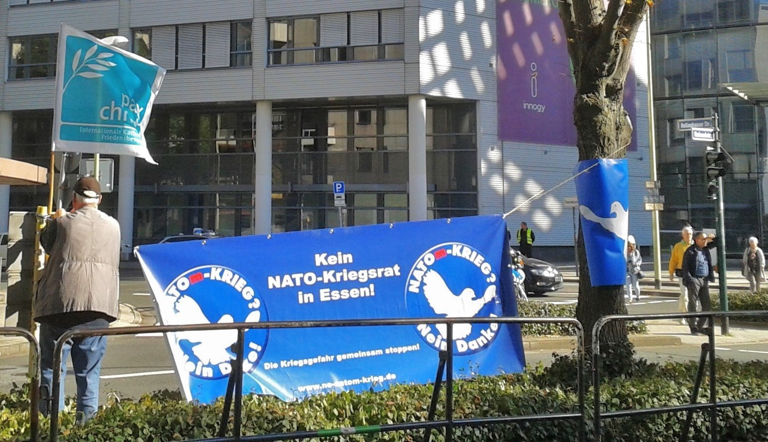 Ab 9. Oktober treffen sich wieder einmal Nato-Militärs in den Essener Messe-Kongresshallen, um neue Kriegsszenarien durchzuspielen. Nukleare Kriegsoptionen werden dort wieder salonfähig gemacht. Hier ein Foto aus der Gegendemonstration, die am letzten Samstag vor der RWE-Zentrale startete und später mit einer Schlußkundgebung auf dem Kennedyplatz endete. Für den Wandel unserer früheren "Rüstungsschmiede des Reichs" zur Kultur- und Grünen Hauptstadt wären Friedenkongresse sicherlich angemessener.