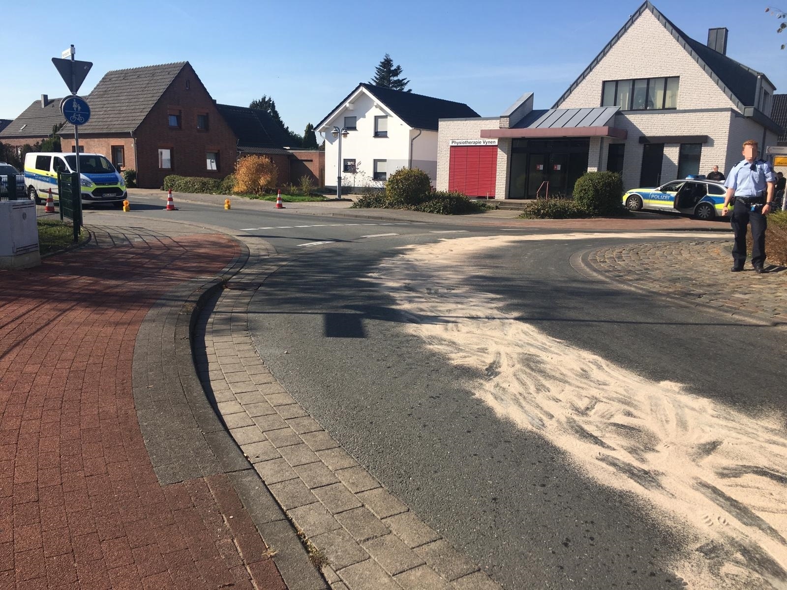 Über drei Kilometer zog sich die Ölspur hin, die ein Trecker in Vynen verursacht hatte.