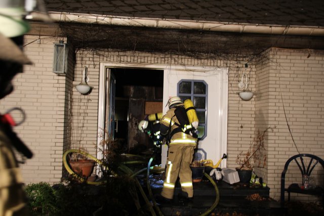 Die Feuerwehr ging mit mehreren Trupps unter schwerem Atemschutz in das Gebäude zur Menschenrettung und Brandbekämpfung vor. Foto: Feuerwehr Menden