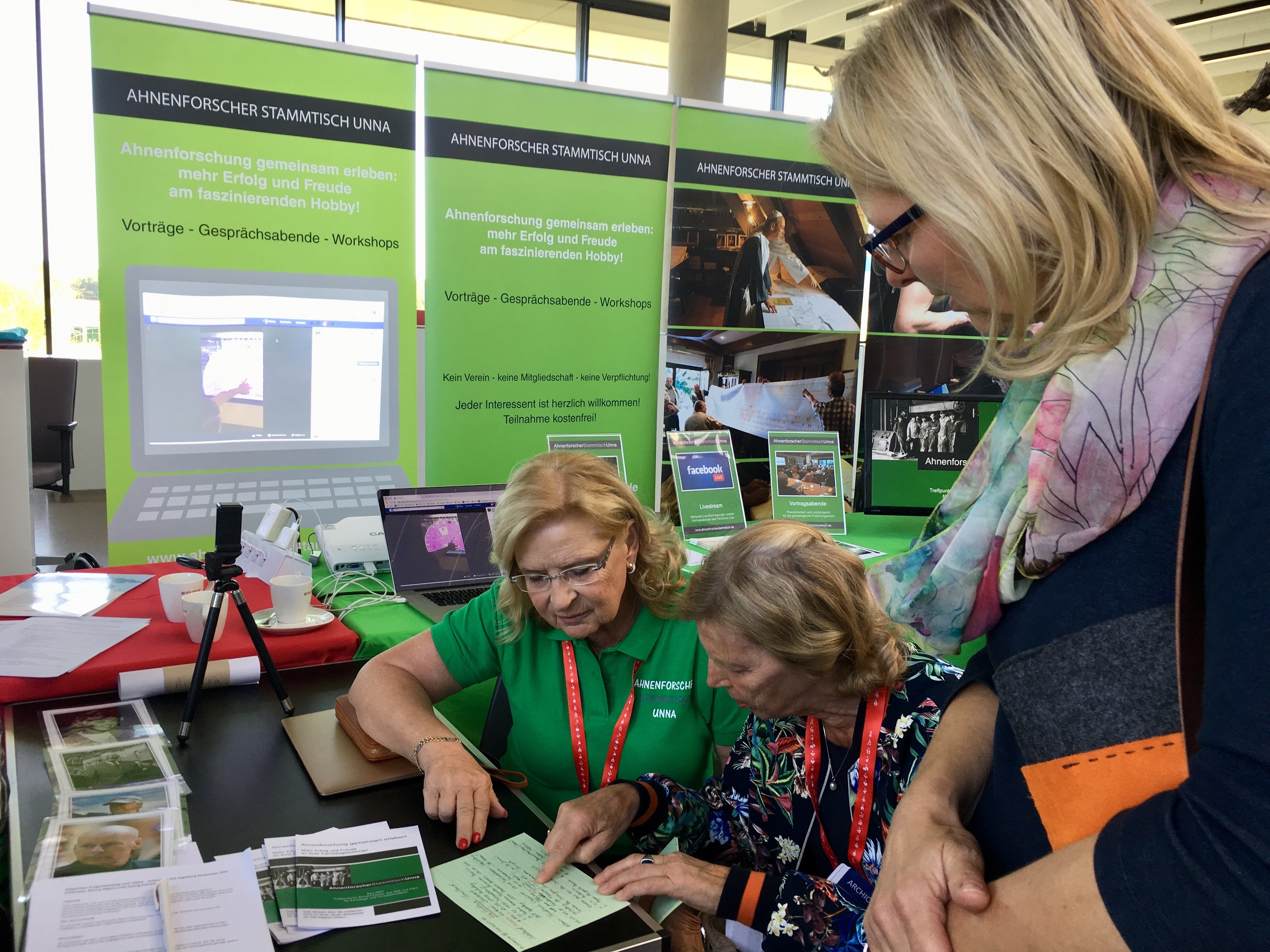 Margret Rohloff vom Ahnenforscher Stammtisch Unna hilft am Infostand bei der Suche nach den Vorfahren.