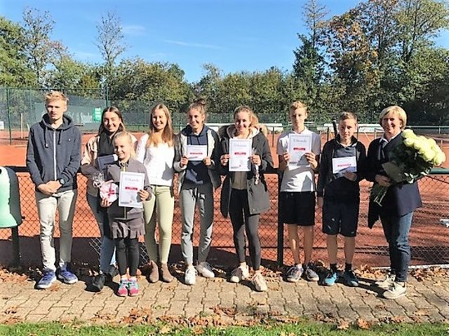 Die WTB-Tennisjugend bedankte sich bei Hedi Kirschbaum mit einem Blumenstrauß.
Foto: Privat