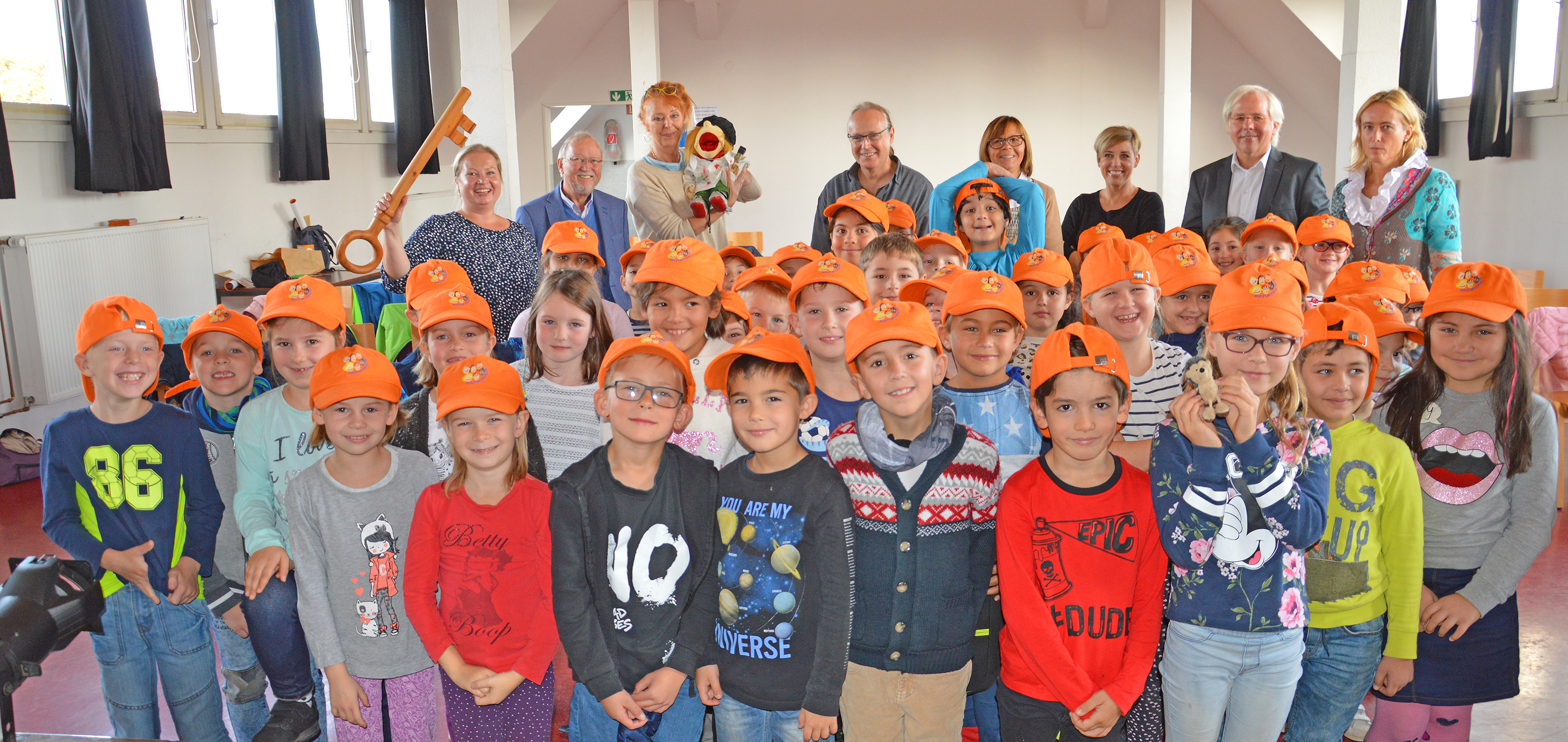 Die neugierigen Jungen und Mädchen der zweiten Klassen der Städtischen Gemeinschaftsgrundschule Nordstadt werden als "Kulturstrolche" in den kommenden drei Jahren mindestens sechs Velberter Kultureinrichtungen besuchen und dürfen dort auch hinter die Kulissen blicken.
