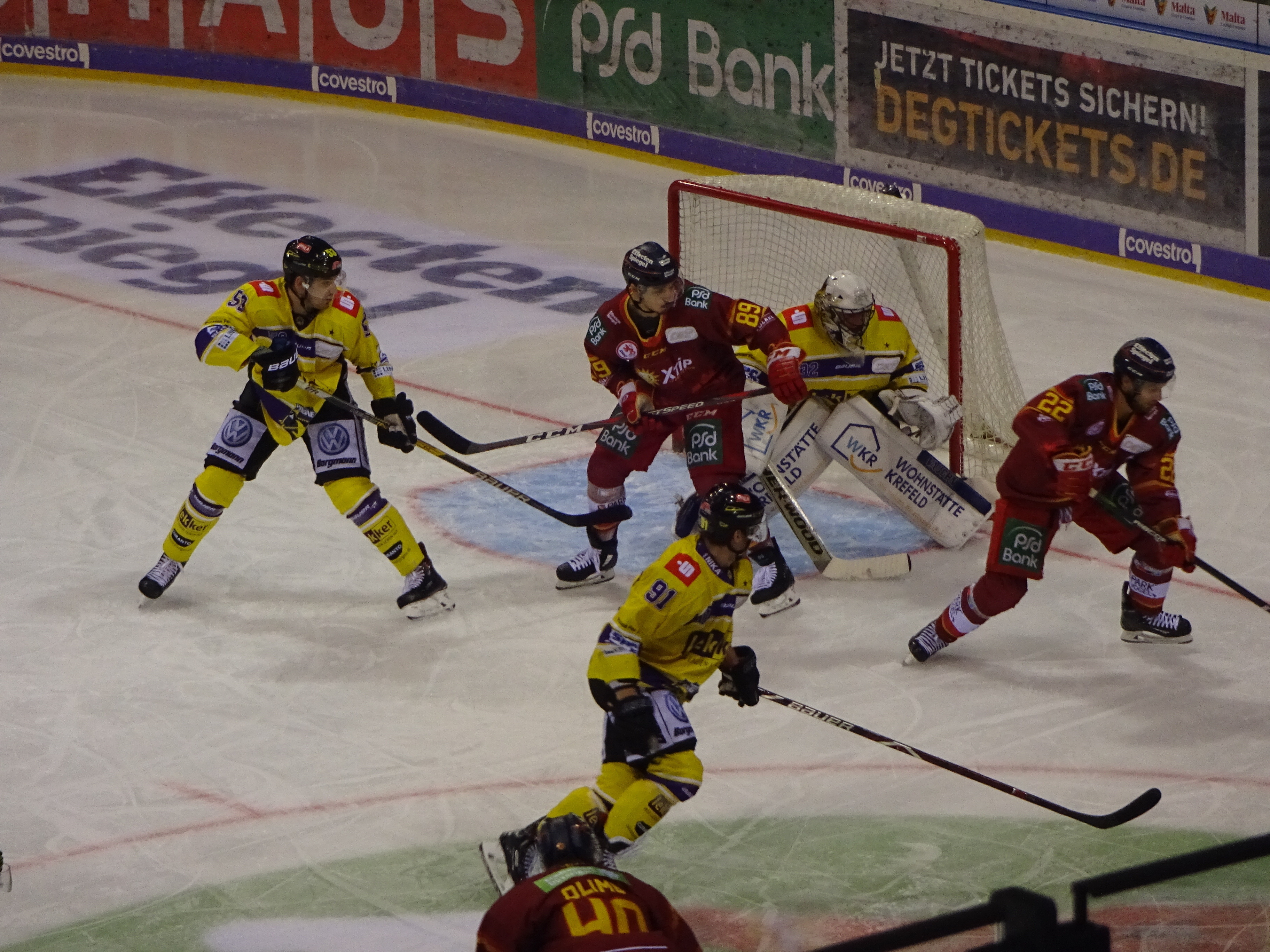 Alarm vor dem Tor der Krefelder Pinguine