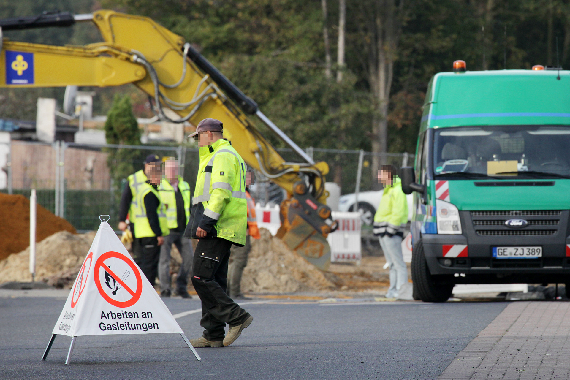 Der Bagger im Hintergrund traf am Dienstagmorgen die Gasleitung in Selm.