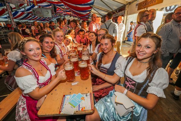 Zünftig feiern in Dirndl und bei einer Maß Bier - hier beim Oktoberfest in Dortmund. Foto: www.lokalkompass.de/ Potthast