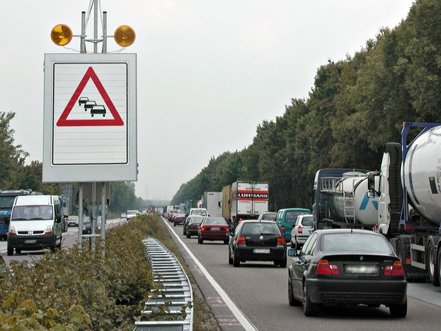 Stauwarnsysteme kommen in verschiedener Form schon jetzt an verschiedenen Autobahnen zum Einsatz. Foto: straßen.nrw