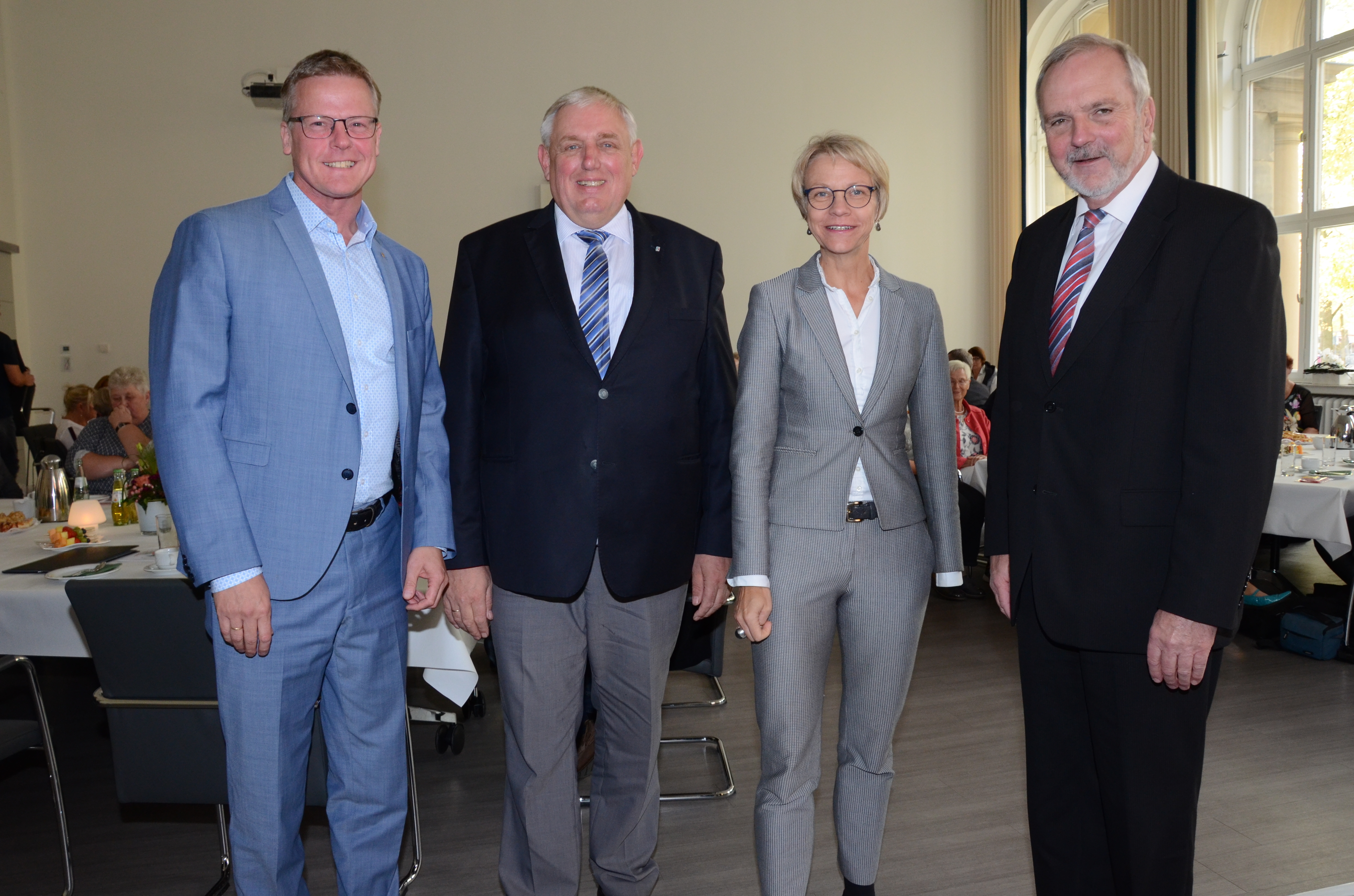 Freuen sich über das große Engagement der Bürger: Minister Karl-Josef Laumann und Regierungspräsidentin Dorothee Feller mit den Bürgermeistern Dr. Peter Lüttmann (l.) (Rheine) und Wilfried Roos (Saerbeck) (r.). Außer von diesen beiden Kommunen nahmen Bürgermeister und Ehrenamtliche aus Gronau, Stadtlohn und Marl an der Feier teil. © Bezirksregierung Münster