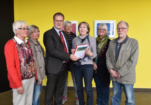 Dr. Christine Hohmann übergibt Landrat Olaf Schade die mehr als 2.250 Unterschriften. Begleitet wurde sie von Gudrun Schadowski, Brunhild Meyer, Regina Hagemeier, Resi Meckel und Wilfried Gierlichs.Foto: UvK/Ennepe-Ruhr-Kreis