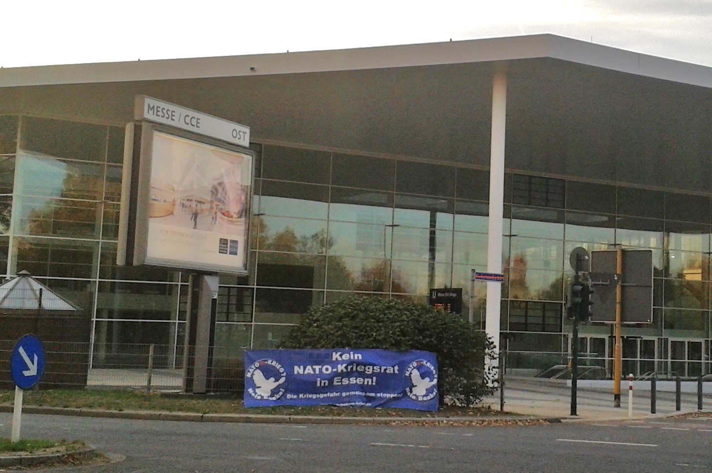 Ein kleiner Versuch der Friedensbewegung, damit zumindest Autofahrer und Passanten an der Norbertstrasse in Rüttenscheid erfahren, dass hier gerade drei Tage lang ein Kriegsstrategiekongress der Nato stattfindet.
