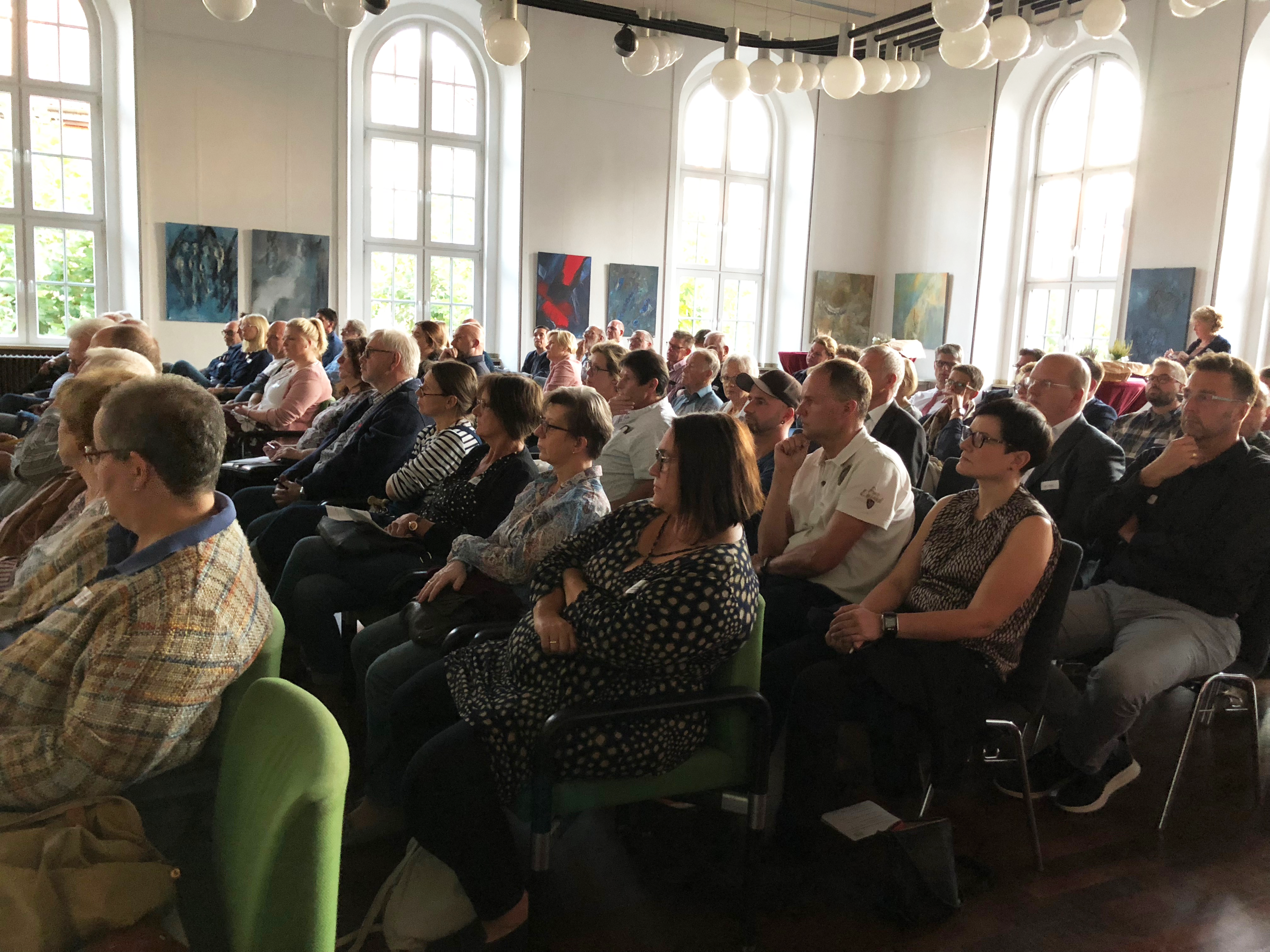 Rund 100 Gewerbetreibende aus Xanten waren zum Wirtschaftsforum gekommen.