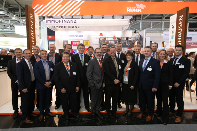 Vertreter des Kreises Recklinghausen zusammen mit den Wirtschaftsförderern der Städte Castrop-Rauxel, Dorsten, Haltern am See, Herten, Marl, Oer-Erkenschwick und Recklinghausen sowie der Senft GmbH, Danielzik Baumanagement GmbH, Sparkasse Vest Recklinghausen und der Volksbank Immobilien Rhein-Ruhr GmbH.