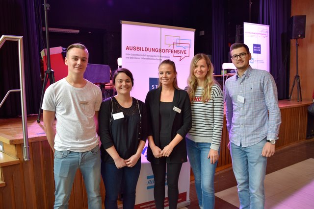 Simon Kottlowski (Allbau GmbH), Patricia Fehl (FOM), Alissa Lenfers (Stadt Essen), Sylvia Czapiewski (Moderatorin) und Marko Zehak (Atlas Copco) (v.l) standen bei dem Tour-Finale zu allen Fragen Rede und Antwort. Fotos: Ausbildungsoffensive Essen | Foto: Ausbildungsoffensive Essen