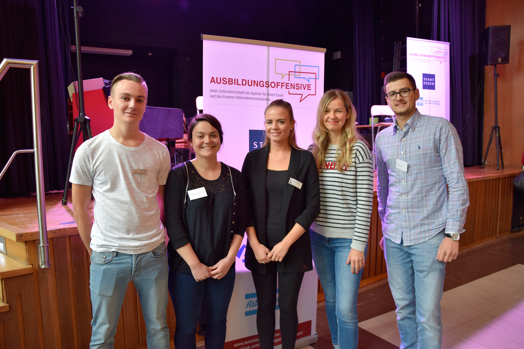 Simon Kottlowski (Allbau GmbH), Patricia Fehl (FOM), Alissa Lenfers (Stadt Essen), Sylvia Czapiewski (Moderatorin) und Marko Zehak (Atlas Copco) (v.l) standen bei dem Tour-Finale zu allen Fragen Rede und Antwort. Fotos: Ausbildungsoffensive Essen