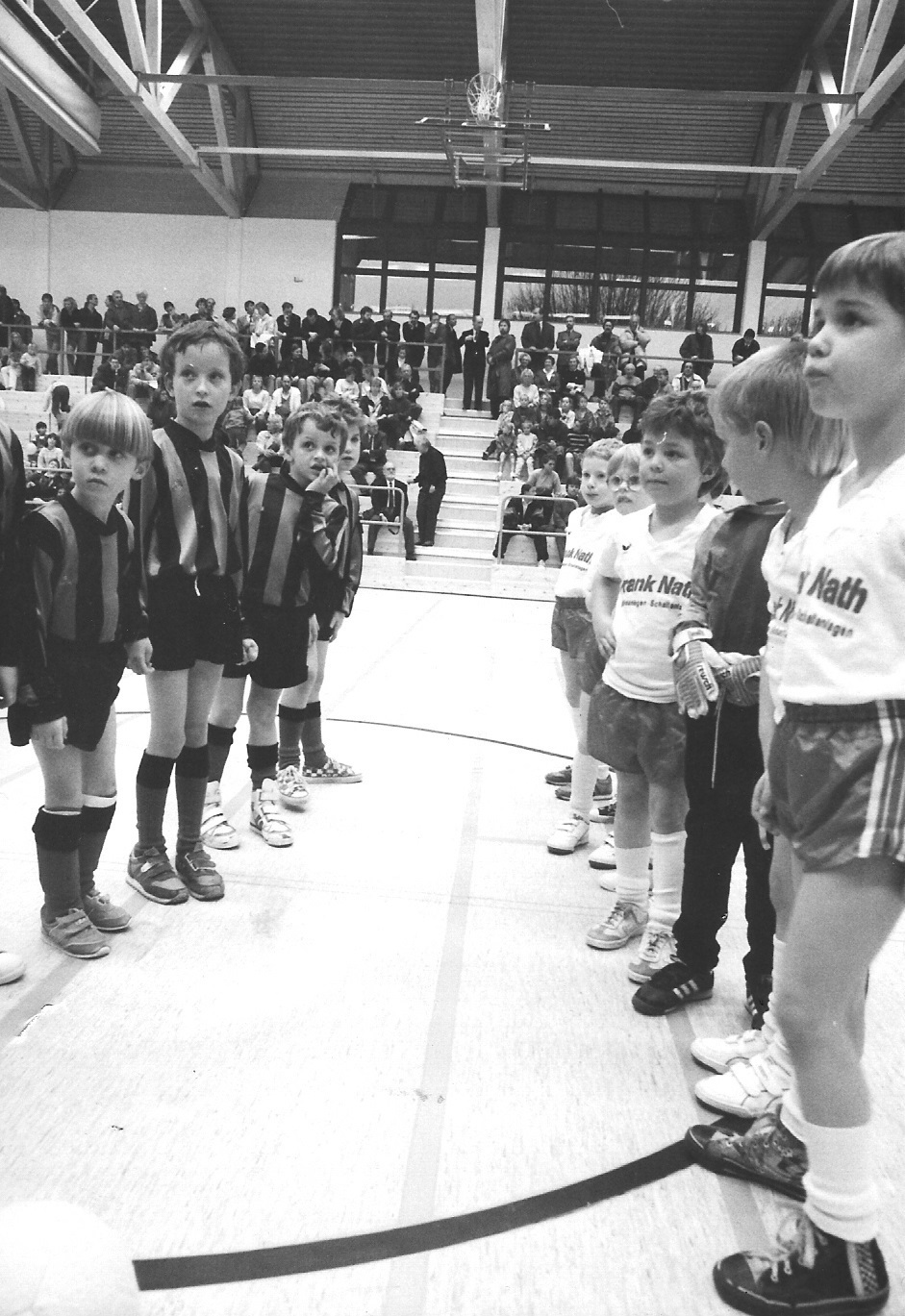 Im Jahr 1990 wurde die Sporthalle Löwental auch mit einem Freundschaftskick der Teams von ASV Werden und SV Heidhausen eröffnet.
Repro: Henschke