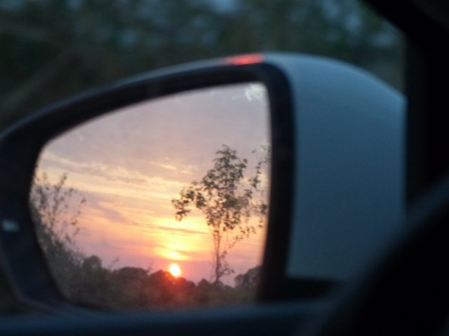 Sonnenuntergang im Rückspiegel