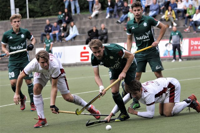 Lukas Figura (mi.) will gegen den Polo Club Hamburg so durch die gegnerische Abwehrreihe laufen und die Hinspielniederlage wett machen. Im Hintergrund beobachten Malte Hellwig (li.) und Timm Herzbruch das Geschehen.