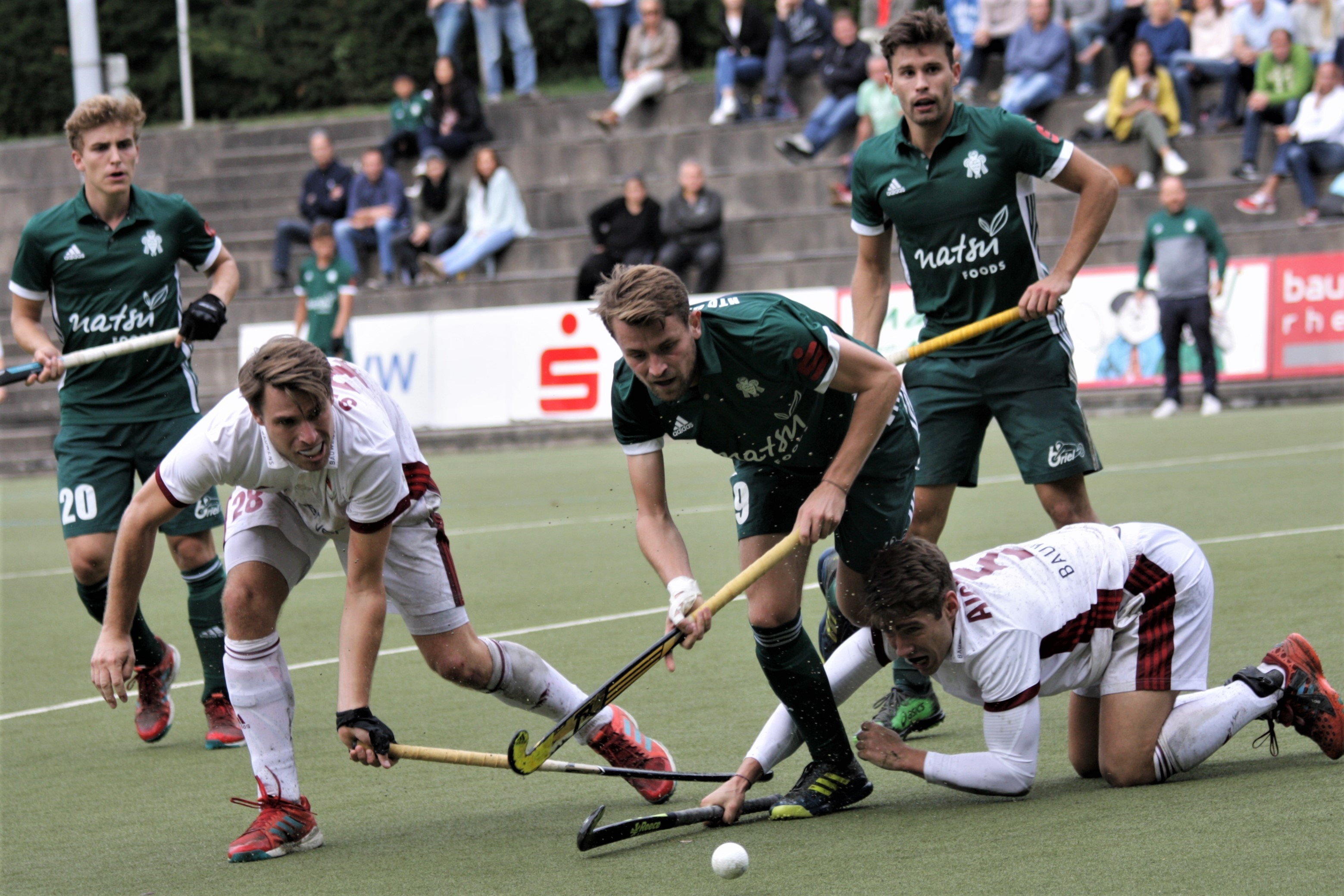 Lukas Figura (mi.) will gegen den Polo Club Hamburg so durch die gegnerische Abwehrreihe laufen und die Hinspielniederlage wett machen. Im Hintergrund beobachten Malte Hellwig (li.) und Timm Herzbruch das Geschehen.