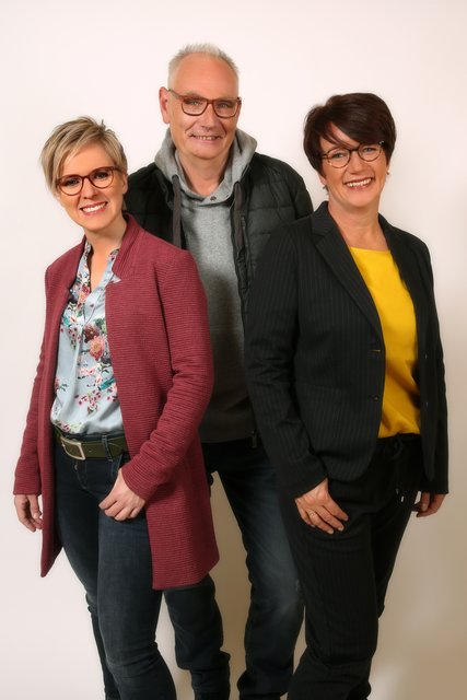 Anika Rzehak, Wolfgang Kupilas und Katja Bec strahlen um die Wette: Im Zuge des Gladbecker Shoppingbummels wurden die Drei komplett neu eingekleidet und mit einem neuen Stil versehen. Foto: Kerstin Ralis Kreative Fotografie