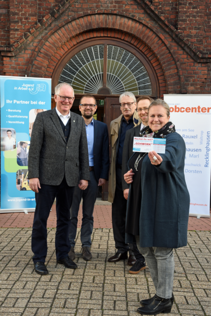 Sie freuen sich, dass viele Jugendliche mitmachen beim freiwilligen Bewerbungstraining „Go4work“ in den Herbstferien (v.l.): Landrat Cay Süberkrüb und Jobcenter-Leiter Dominik Schad sowie (v.r.) Kerstin Kampmann, Arndt Lehmann und Vorsitzender Werner Hartmann vom Bildungsträger Jugend in Arbeit e.V. vor der Friedenskirche in Datteln, einer von drei Veranstaltungsorten.