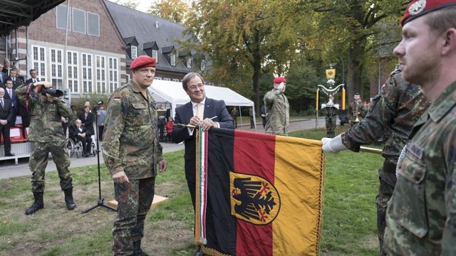 Ministerpräsident Laschet überreicht das Fahnenband | Foto: land.nrw/ralph.sondermann