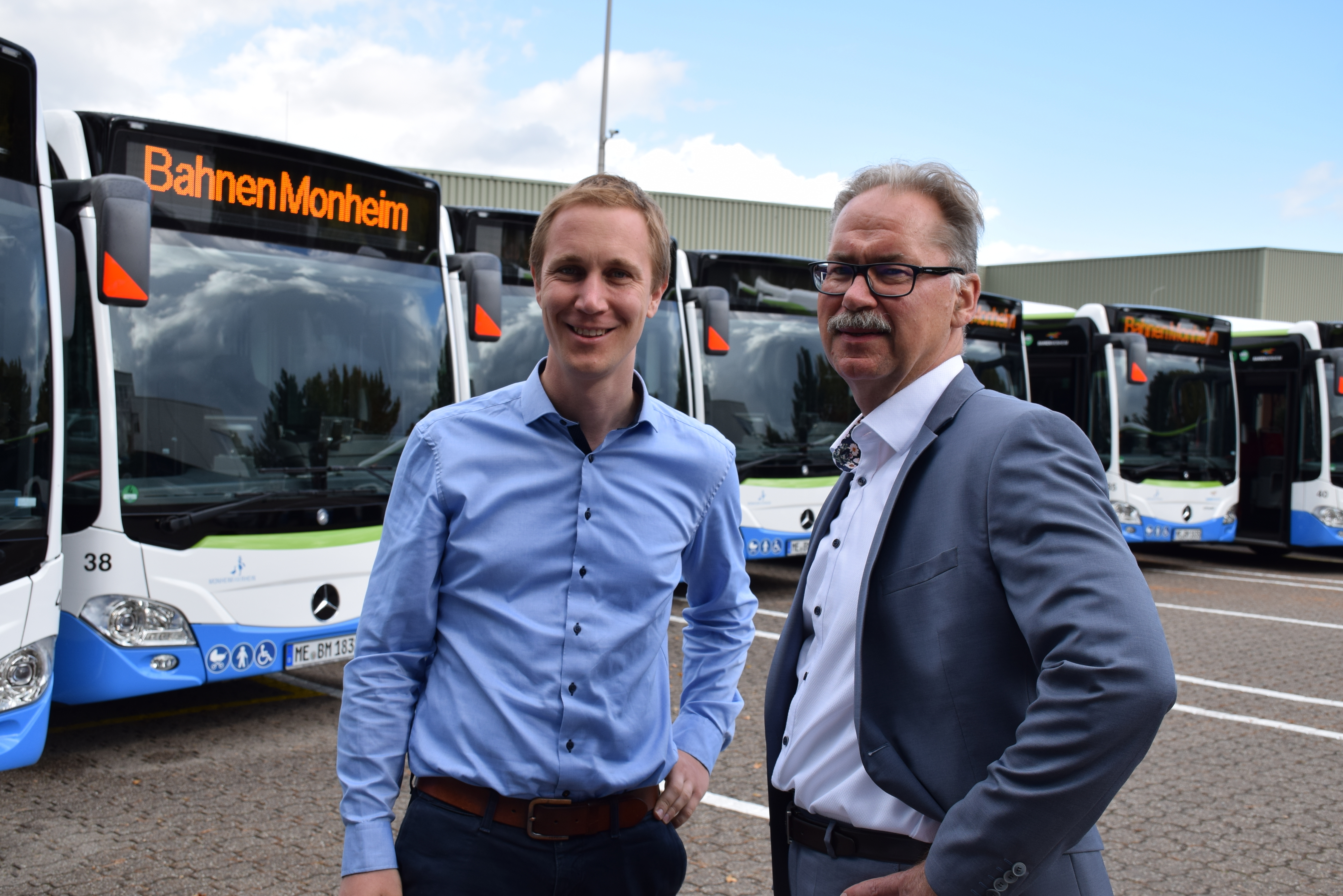 Bürgermeister Daniel Zimmermann (links) und BSM-Geschäftsführer Detlef Hövermann präsentieren die neuen Busse.