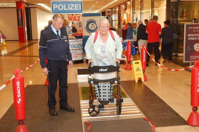 Unter fachkundiger Anleitung von Roland Sentheim meistert Ursula Krüger den Rollator-Parcours.