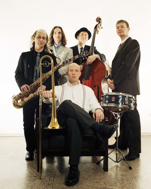 Töppel Buteras und Band sorgen beim Hüstener Herbst musikalisch für Stimmung.