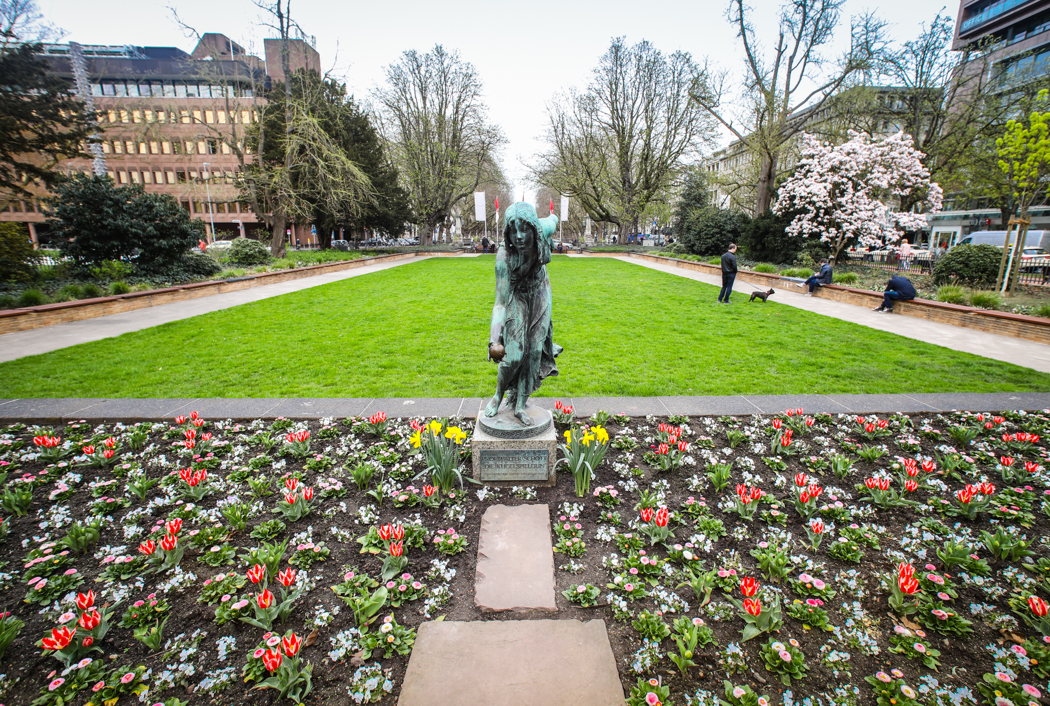 Die Kugelspielerin steht seit 1932 zwischen Königsallee und Graf-Adolf-Platz in der Mitte des Kö-Gärtchens,(c)Landeshauptstadt Düsseldorf/Melanie Zanin