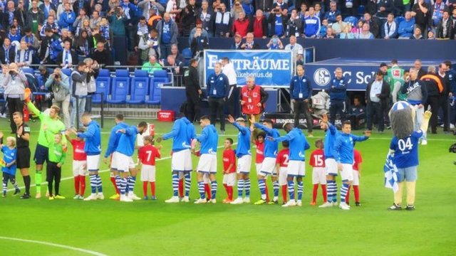 Was für ein Moment für die kleinen Preußen: An der Hand der Schalke-Stars durfen die Kinder ins Stadion einlaufen. Foto: privat