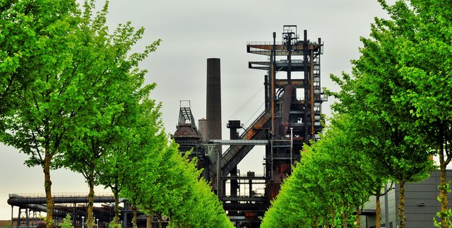 Der Hochofen auf Phoenix West, gesäumt von Bäumen.