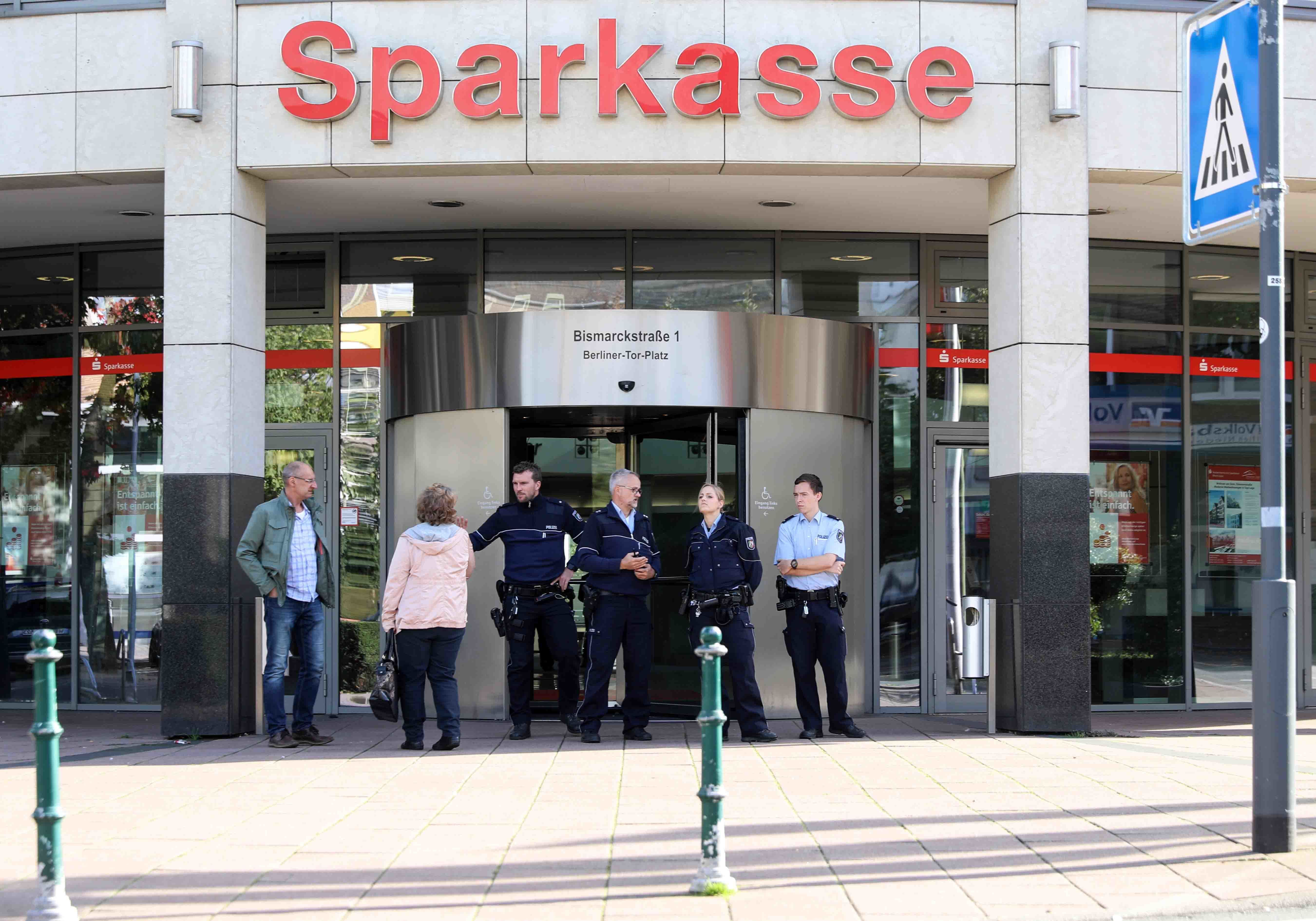 Die vor der Sparkasse postierten Beamten wiesen Passanten und Kunden darauf hin, dass die Bank nicht betreten werden darf.
Foto: Erwin Pottgiesser / FUNKE Foto Services
