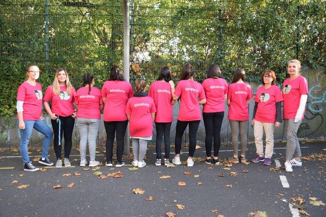 Passende Shirts mit der Aufschrift "Weltmädchentag" hat die städtische Gleichstellungsbeauftragte Regina Konrad (rechts) vorab schon mal gestiftet.