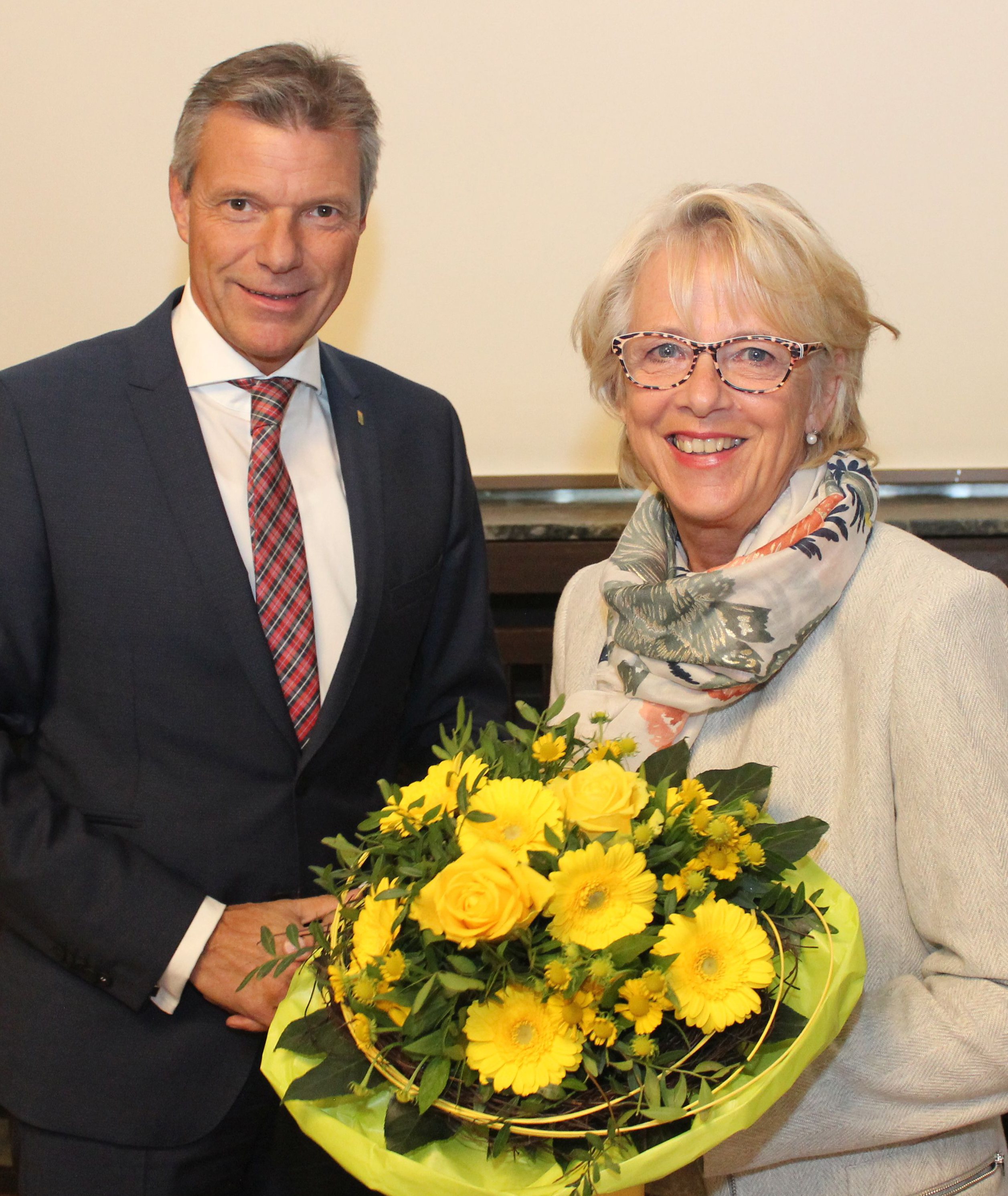 Bürgermeister Christoph Tesche überreichte der neuen Ratsvertreterin nach deren Verpflichtung einen Blumenstrauß und gratulierte im Namen des Rates.