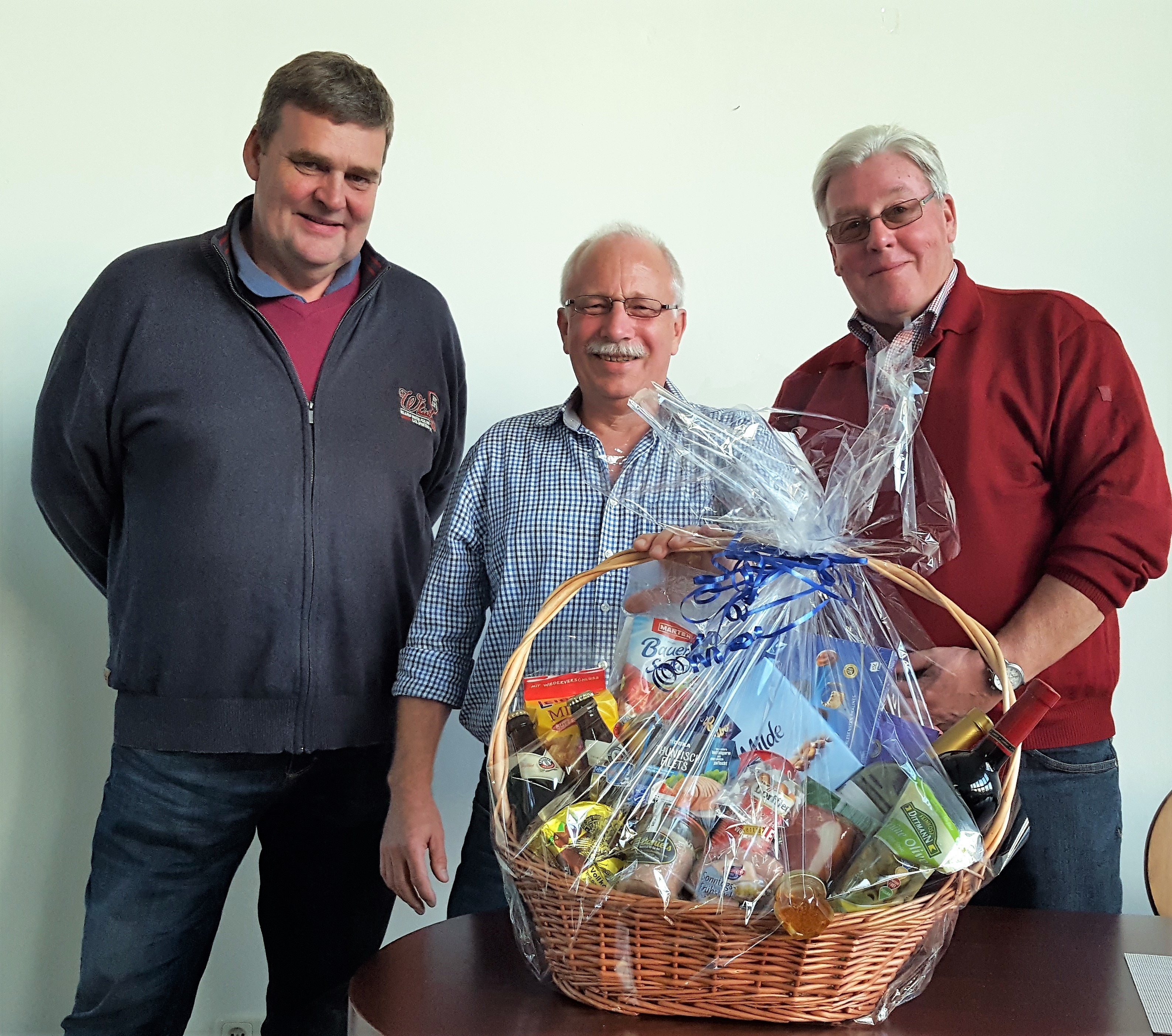 Hans-Jürgen Koch und Jürgen Bäcker überreichten Mike Hautz (Mitte) als Dankeschön einen Fresskorb.
Foto: Henschke