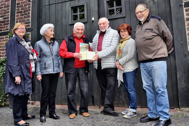 Bei der Spendenübergabe am Kotten Nie herrschte gute Laune. Auf dem Bild von links Christa Bauer (SPD Gladbeck-Ost), das Ehepaar Braun und vom Vereinsvorstand des Kotten Nie Bodo Dehmel, Agnes Allkemper und Jürgen Watenphul. Foto: privat