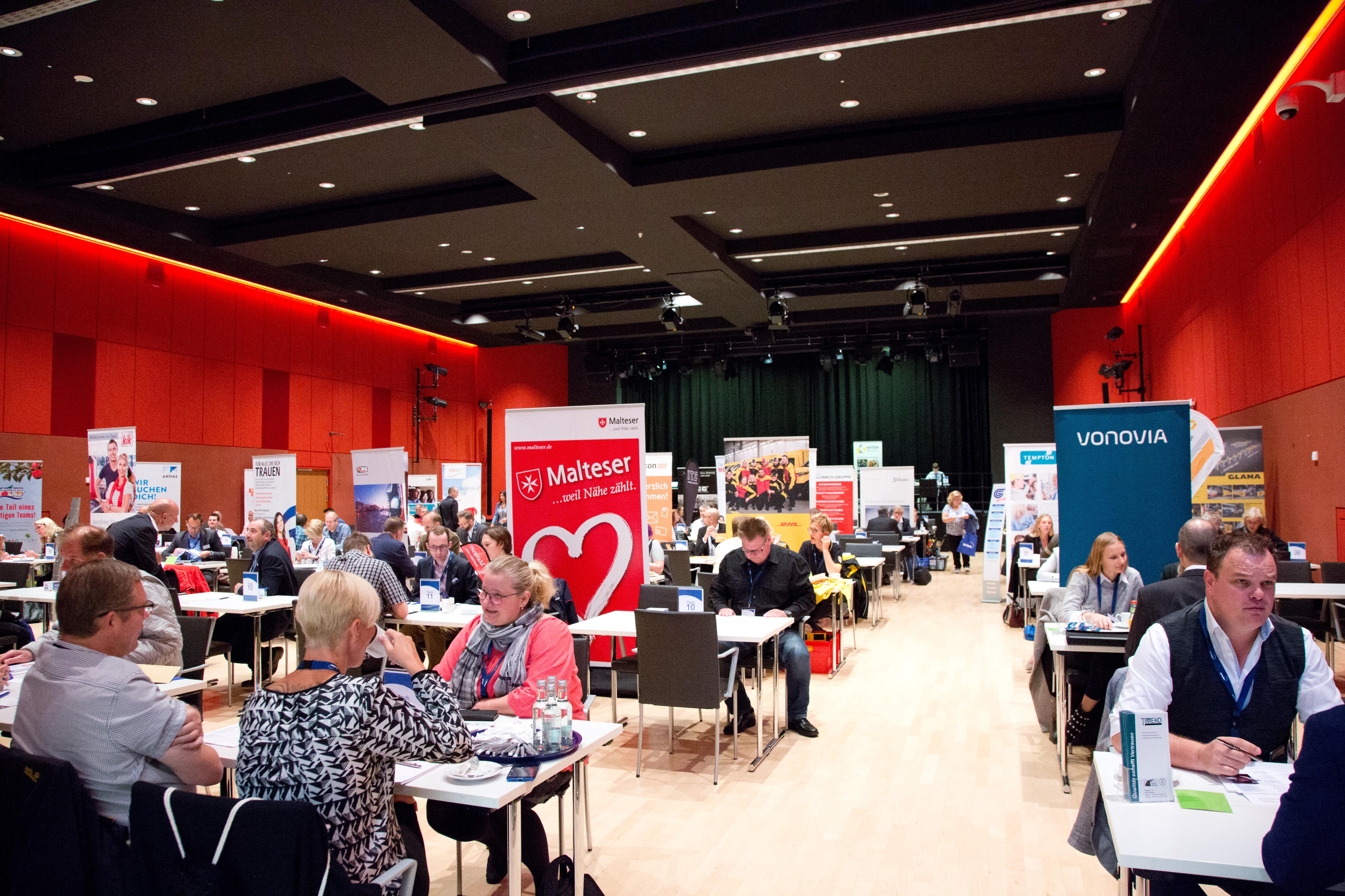 Szene vom Job-Speed-Dating in Duisburg, wo die Veranstaltung kürzlich mit großen Erfolg lief.