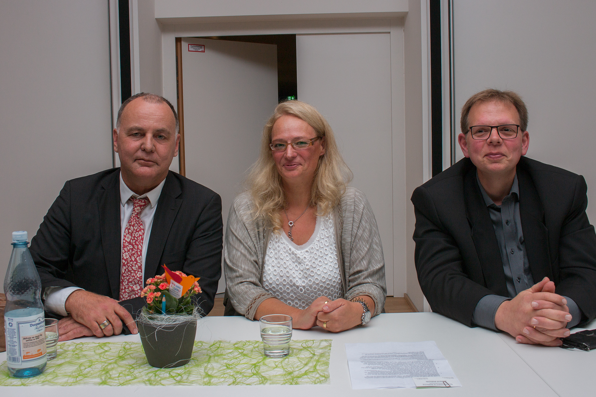 Wollen die Schließung des Standortes Sonsbeck der Gesamtschule Xanten- Sonsbeck nicht so einfach akzeptieren, Elke Reichertz (Mitte ) und Gerd Reinders (CDU Gemeindeverband Sonsbeck). Deswegen hat sich Elke Reichertz an den Düsseldorfer Rechtsanwalt Janbernd Wolfering gewandt, unter dessen Beratung bereits viele Privatschulen- Projekte erfolgreich realisiert wurden.