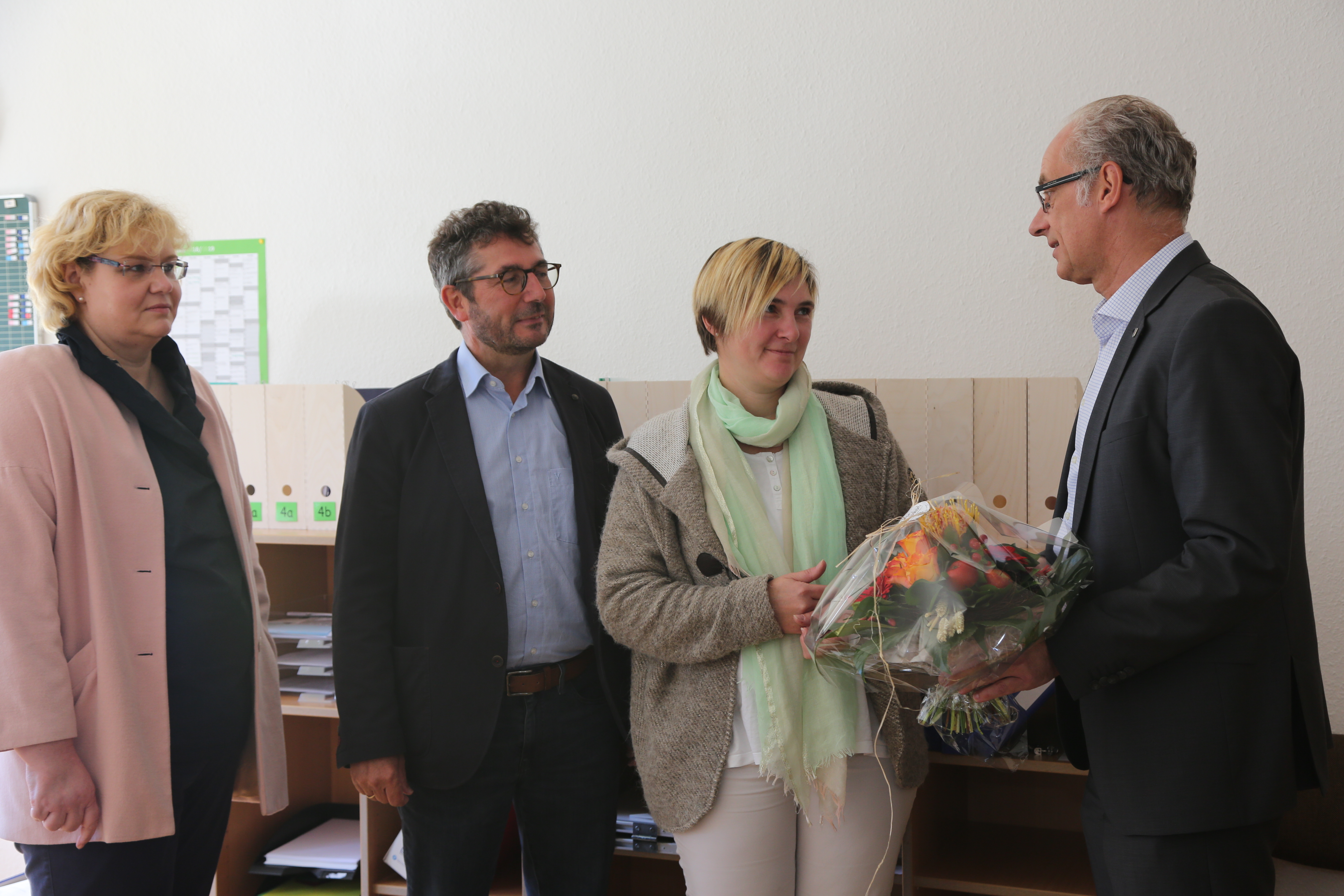 Bürgermeister Michael Heilmann (re.) ließ es sich zusammen mit Peter Brühmann und Ute Baecker vom Fachdienst Schulverwaltung nicht nehmen, Cordula Ulrich (2.v.r.) persönlich zu ihrer neuen Aufgabe zu beglückwünschen. Foto: Schulte