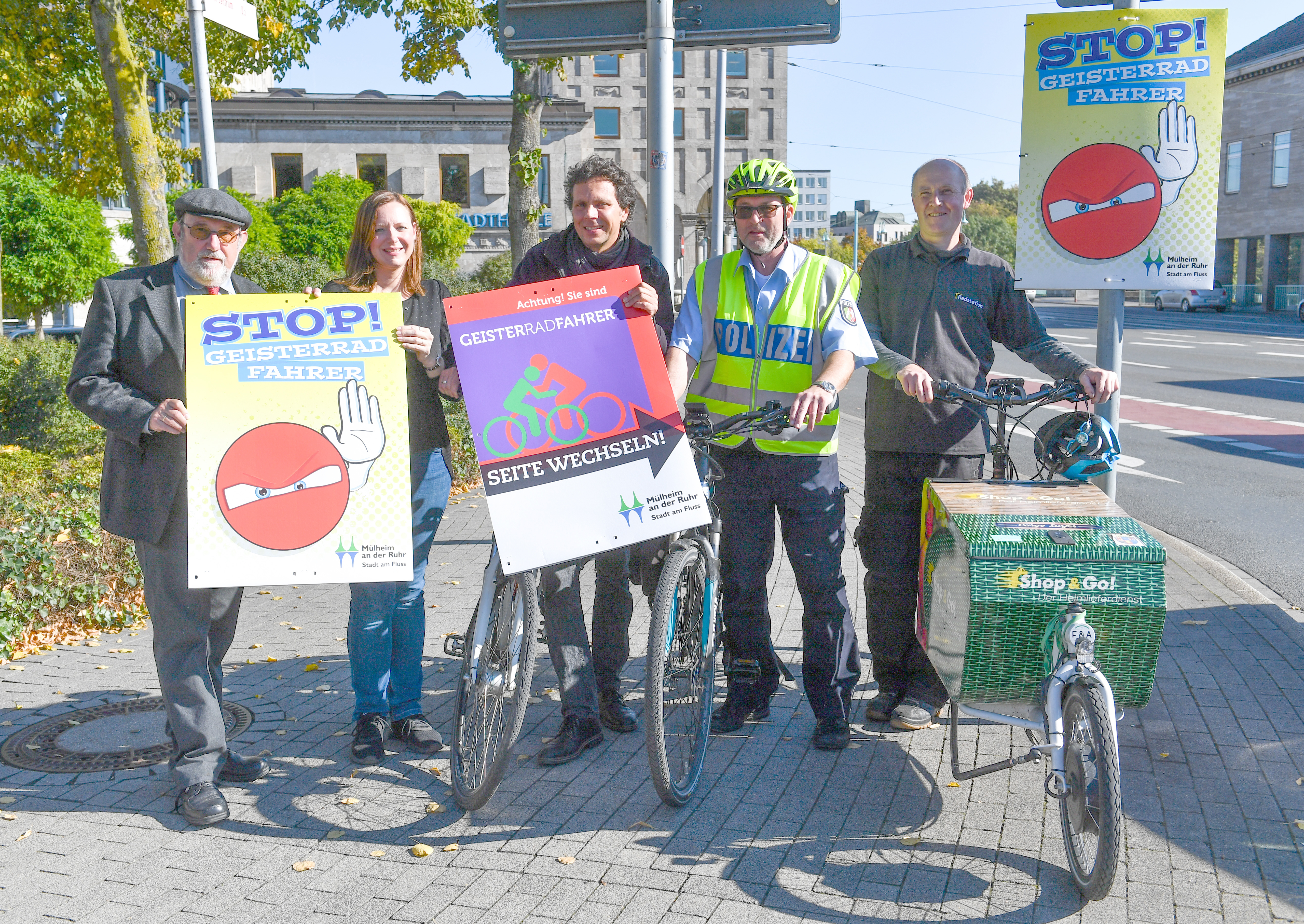 Peter Roedel, Sonja Kuopke, Helmut Voß, Martin Waltering und Carsten Voß (von links) präsentierten an der Schlossbrücke die Plakate, mit denen "Geisterradler" auf ihr gefährliches Fehlverhalten aufmerksam gemacht werden. Foto: PR-Foto Köhring/AK