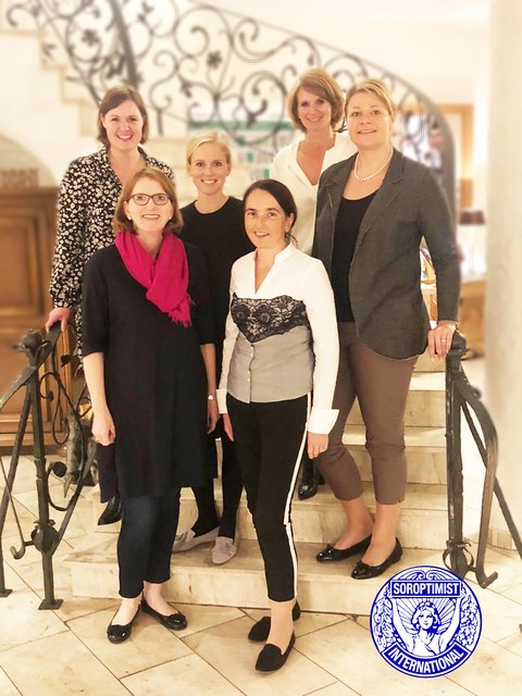 Von links nach rechts: Katharina Klump (Schriftführerin), Sabine van Nahmen (Präsidentin), Carolin Klump (Beauftragte für Öffentlichkeitsarbeit), Verena Michaelis (Vize-Präsidentin), Agnes Ridder (Programmdirektorin), Bettina van Husen (Kassenführerin).