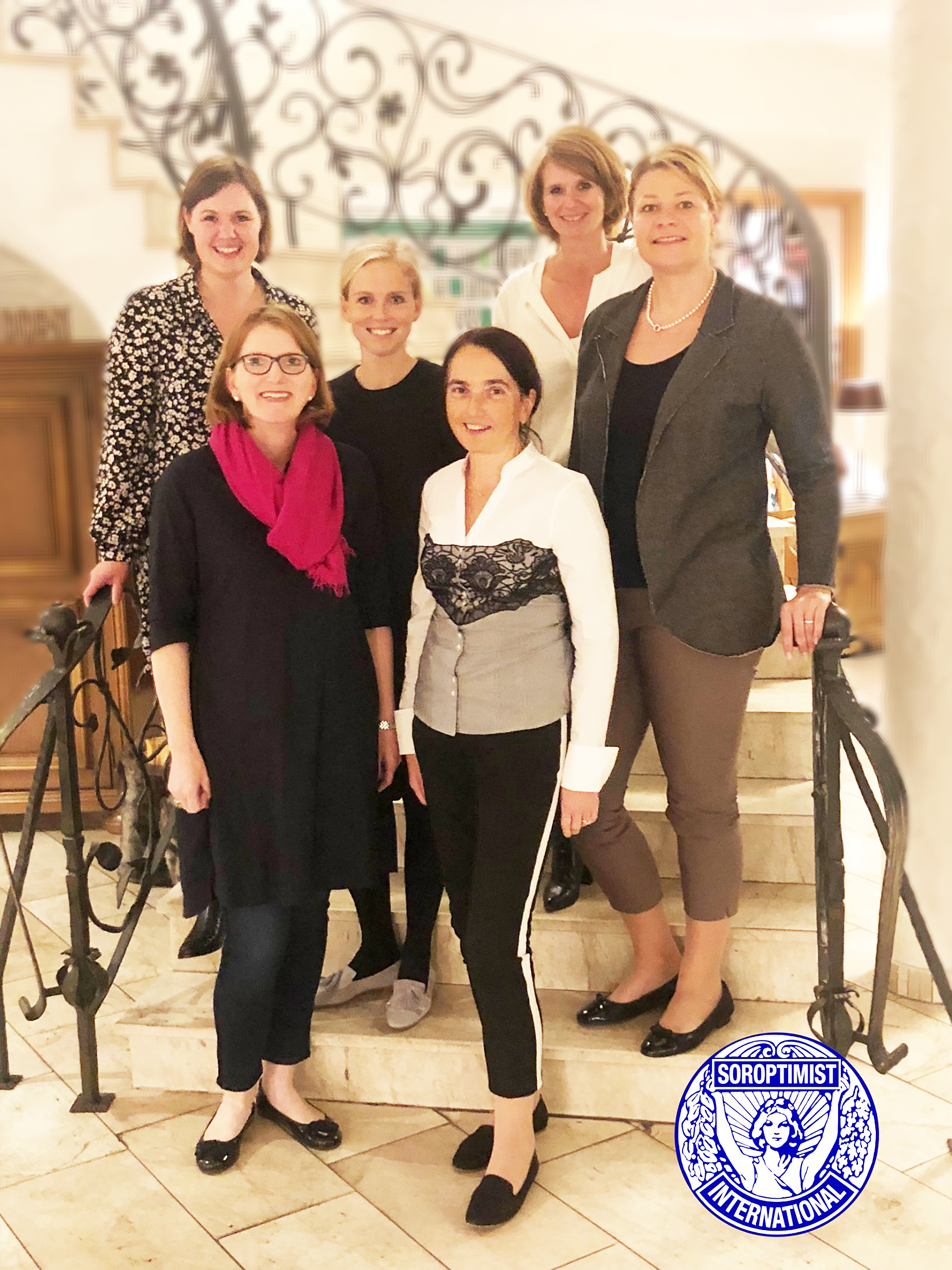 Von links nach rechts: Katharina Klump (Schriftführerin), Sabine van Nahmen (Präsidentin), Carolin Klump (Beauftragte für Öffentlichkeitsarbeit), Verena Michaelis (Vize-Präsidentin), Agnes Ridder (Programmdirektorin), Bettina van Husen (Kassenführerin).